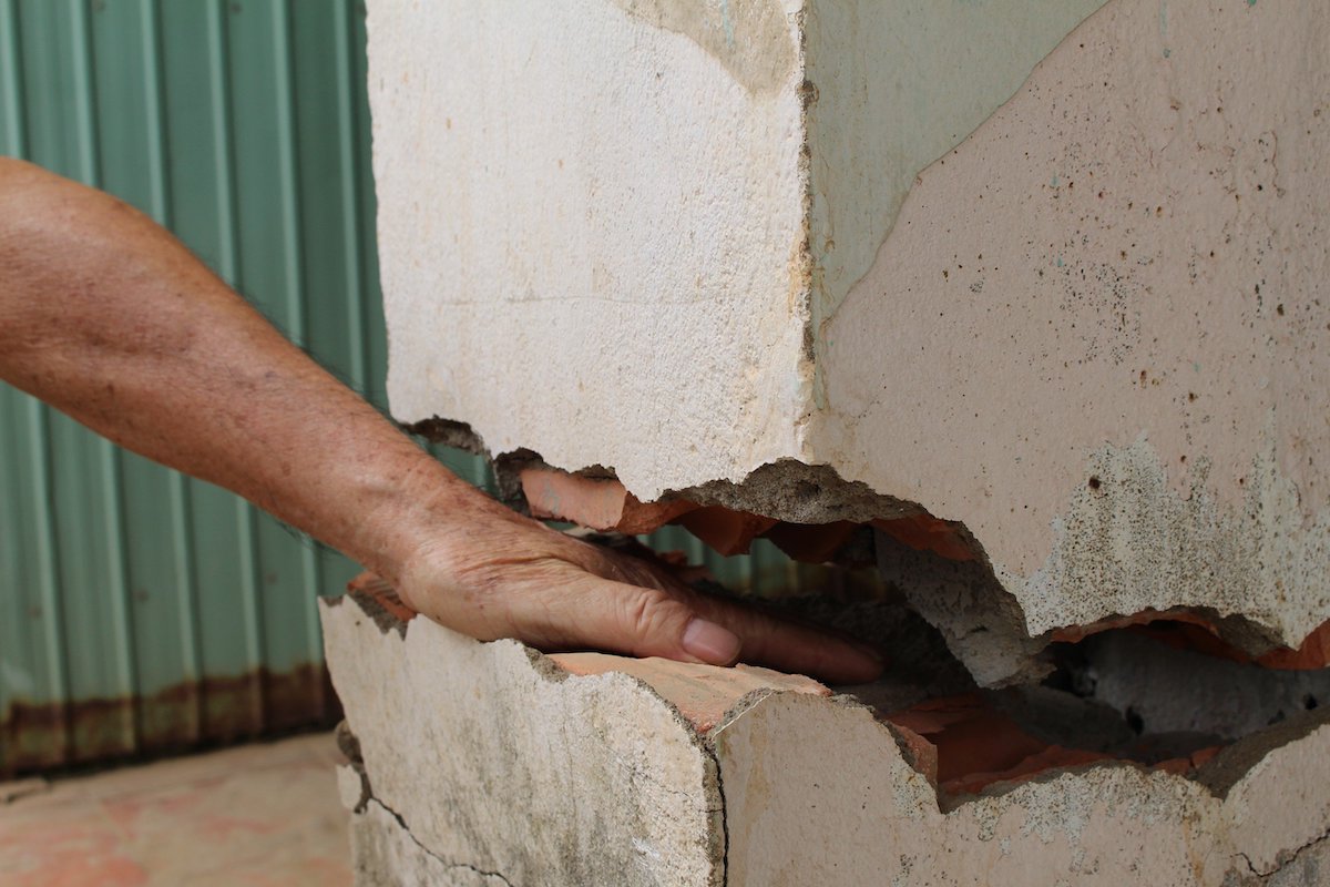 Cột nhà ông Phương bị nứt toác. Ảnh: Phước Tuấn