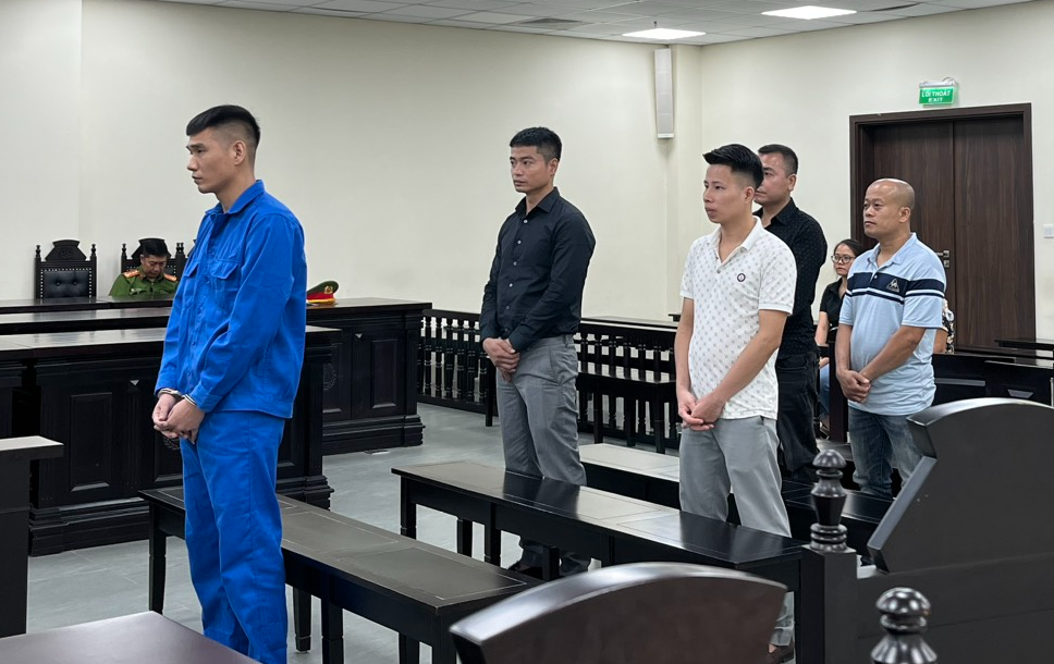 Phạm Văn Mạnh (hàng đầu) và các bị cáo tại tòa. Ảnh: Danh Lam