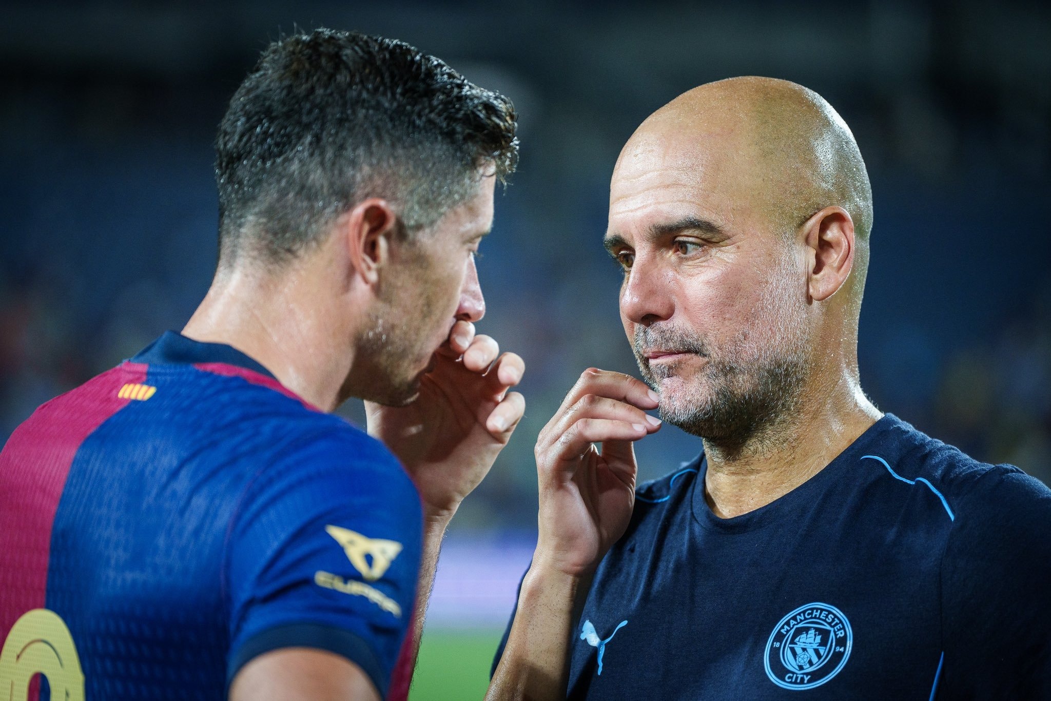HLV Guardiola trò chuyện với Lewandowski sau trận giao hữu giữa Man City với Barca. Ảnh: FC Barcelona