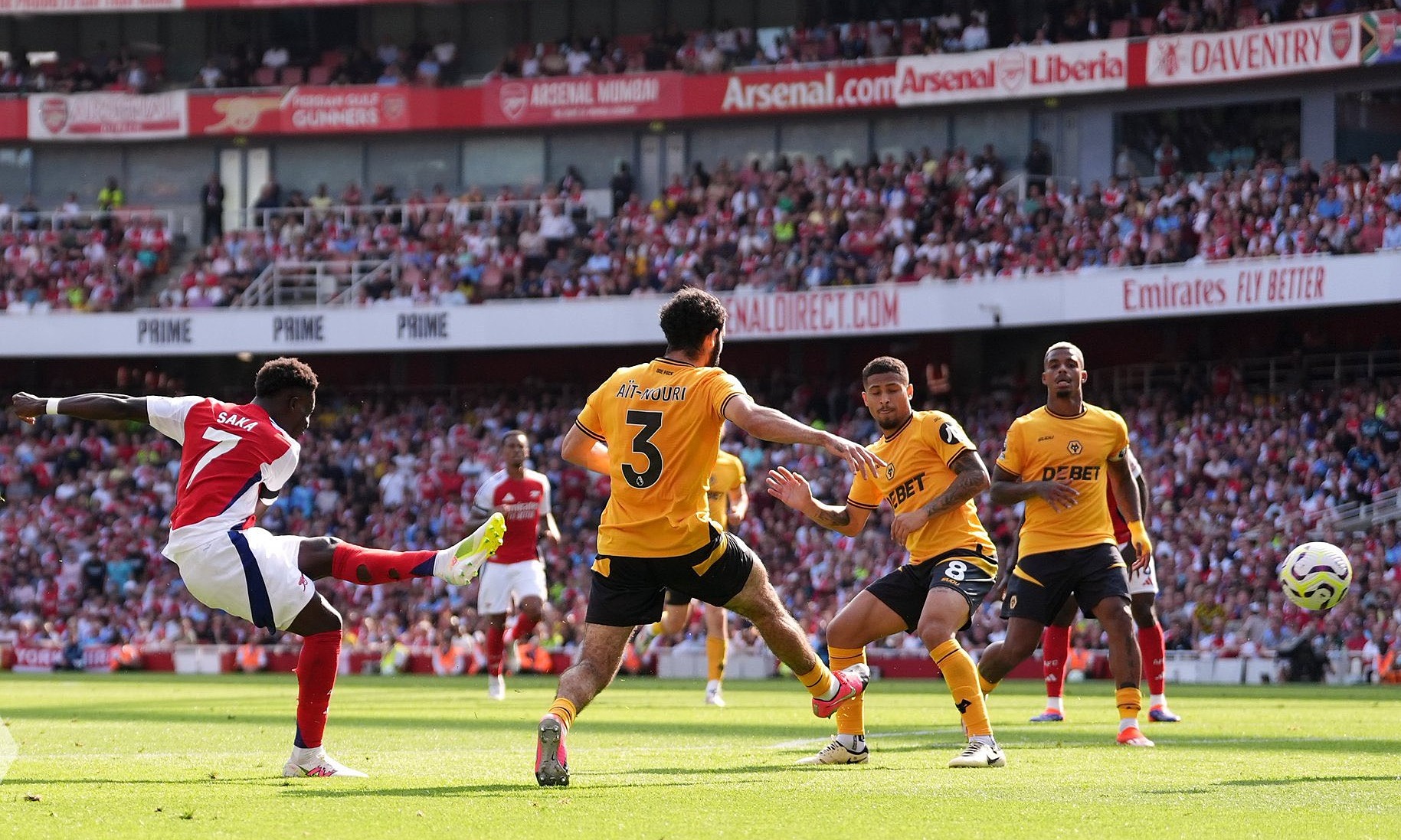 Saka trong pha dứt điểm ghi bàn ấn định thắng lợi 2-0 cho Arsenal trước Wolves ngày 17/8. Ảnh: LAT