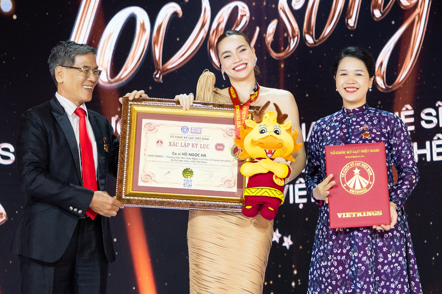 Hồ Ngọc Hà nhận bằng xác lập kỷ lục, tối 30/7. Ảnh: Thành Luân