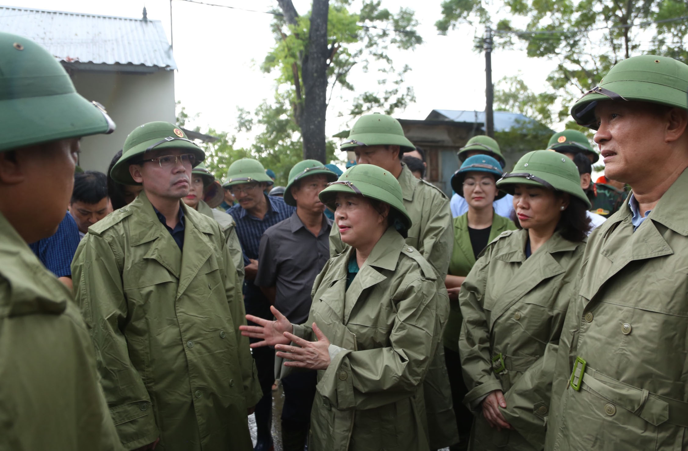 hoa-i1-3607-1722247741 Bí thư Thành ủy Hà Nội Bùi Thị Minh Hoài kiểm tra vùng bị ngập lụt tại huyện Chương Mỹ, chiều 29/7. Ảnh: Hoàng Phong