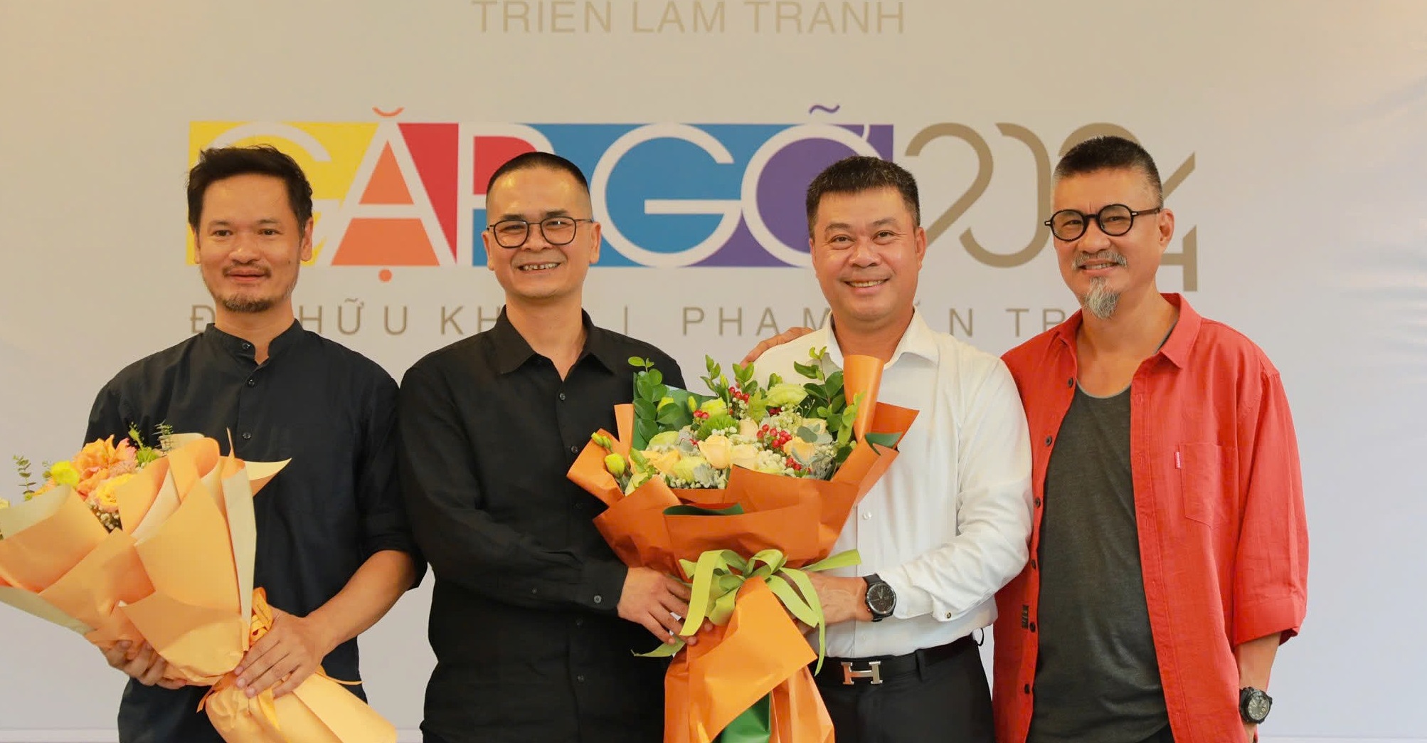 Họa sĩ Đỗ Hữu Khôi (thứ hai từ trái sang) tại triển lãm khai mạc chiều 1/8. Ảnh: Nam Linh
