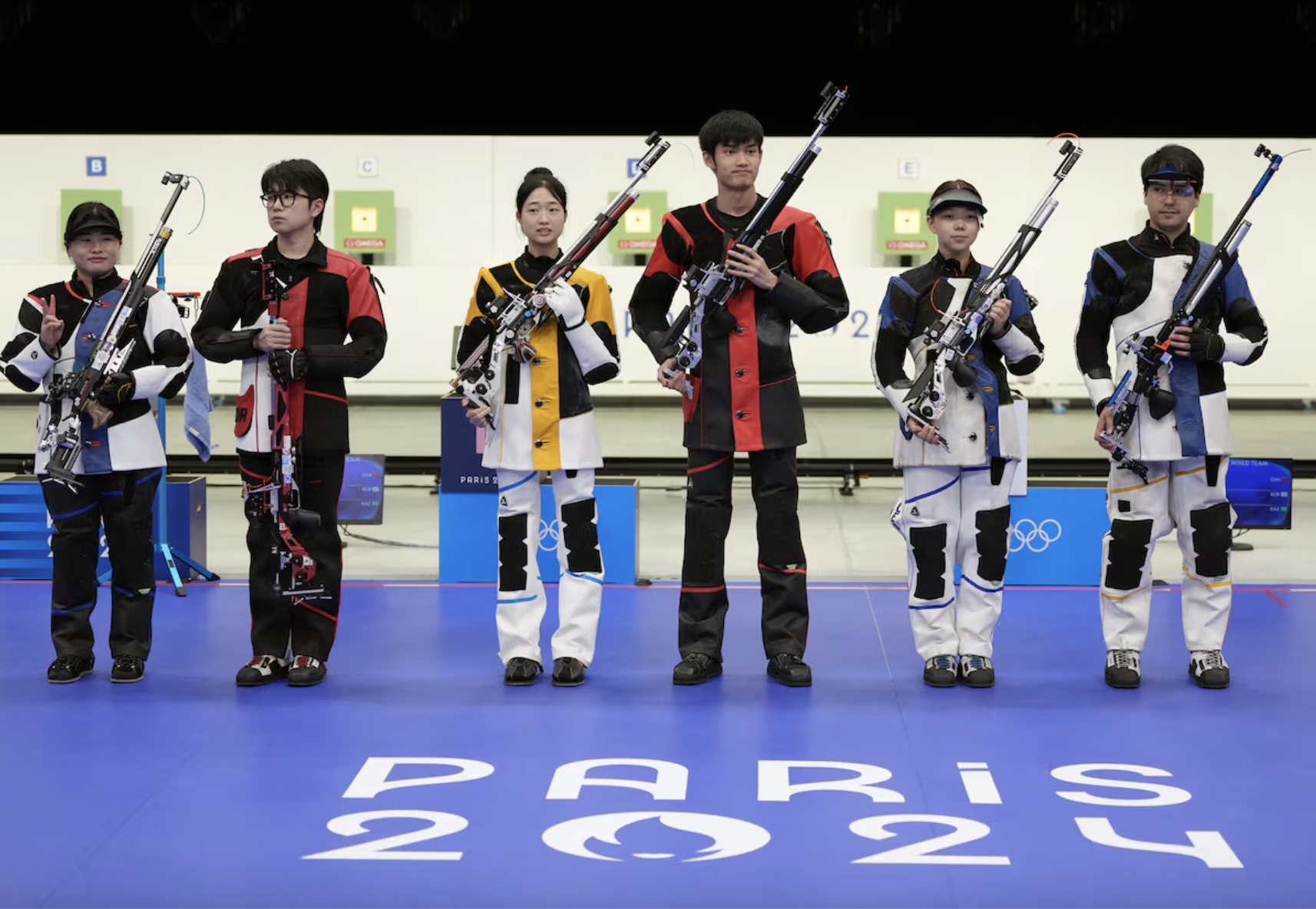 Trung Quốc (giữa) giành HC vàng ở nội dung súng trường hơi 10 m hỗn hợp nam nữ Olympic Paris 2024. Ảnh: Reuters