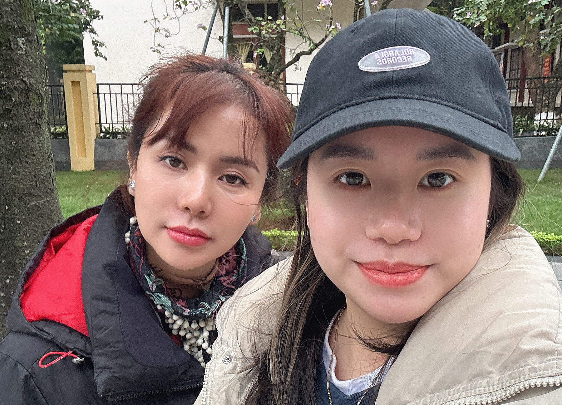 Phương Ly (phải) và mẹ chụp ảnh lưu niệm đầu năm 2024. Ảnh: Nhân vật cung cấp