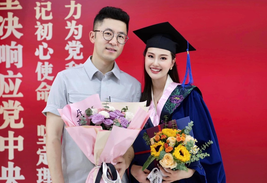 img-6204-jpg-5607-1722832997-1 Cô gái Việt chụp ảnh lưu niệm cùng chồng trong lễ tốt nghiệp thạc sĩ, năm 2021. Ảnh nhân vật cung cấp