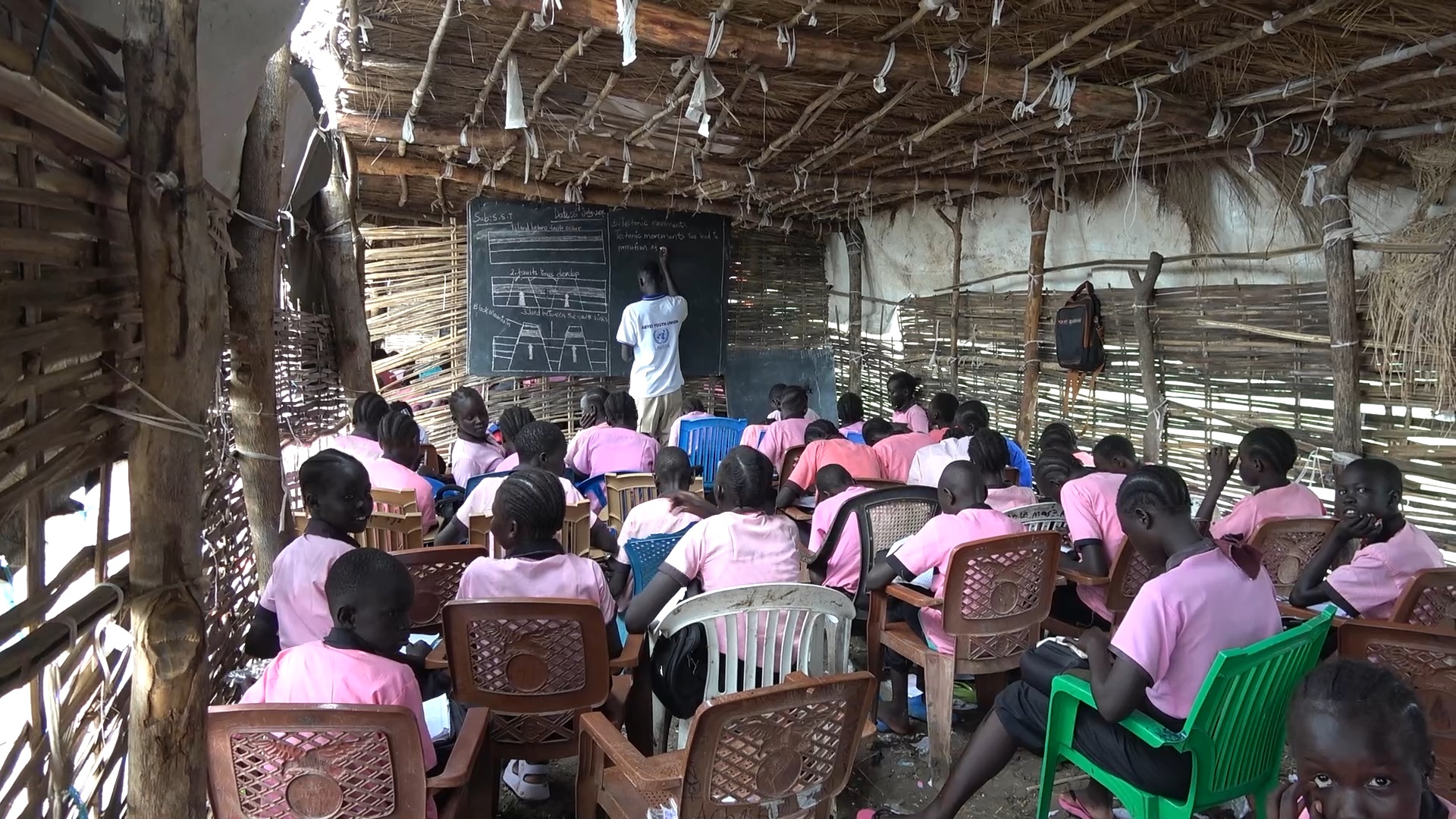 Lớp học mái tranh, vách nứa của học sinh Abyei. Ảnh: Đội công binh