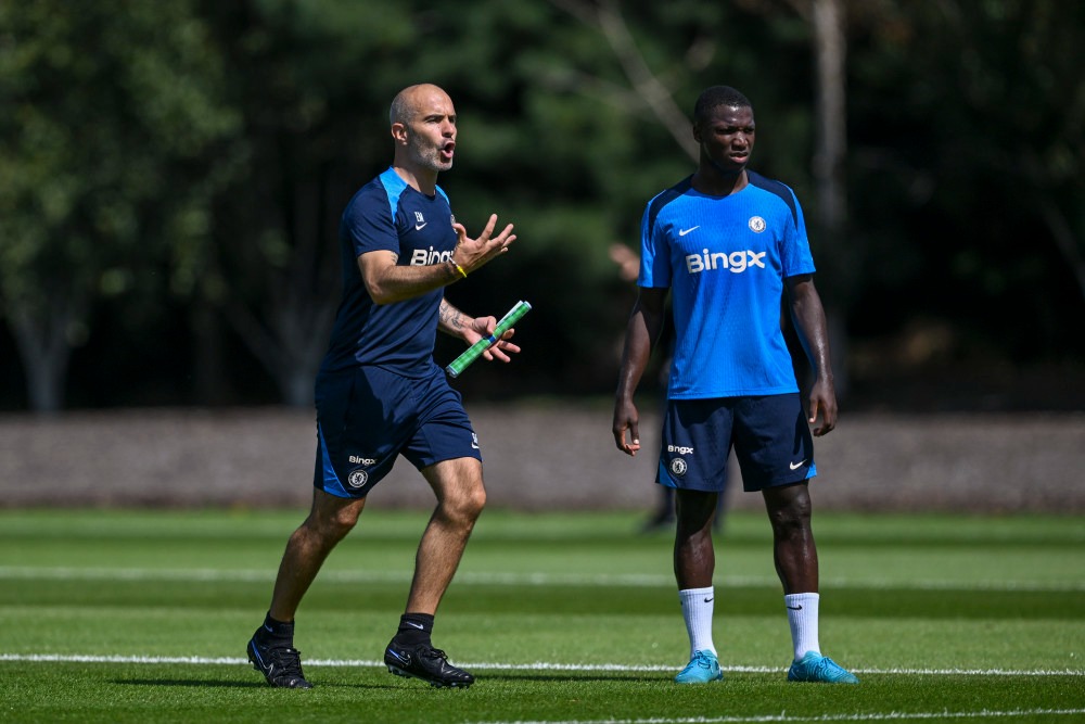 maresca-caicedo-training-1608-1853-1723860968 HLV Maresca bên cạnh tiền vệ Caicedo trên sân tập Chelsea ngày 16/8. Ảnh: chelseafc.com