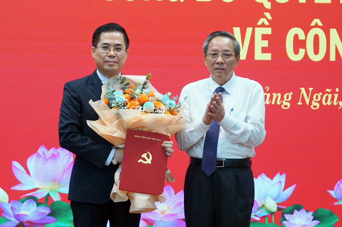 Phó ban Tổ chức Trung ương Hoàng Đăng Quang (phải) trao quyết định của Ban Bí thư cho ông Nguyễn Hoàng Giang. Ảnh: Phạm Linh