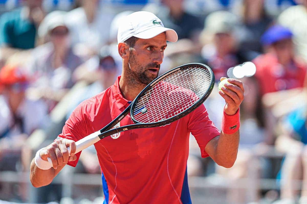 Djokovic giao bóng ở trận gặp Nadal tại vòng hai đơn nam Olympic Paris 2024, trên sân Philippe Chatrier hôm 29/7. Ảnh: Reuters