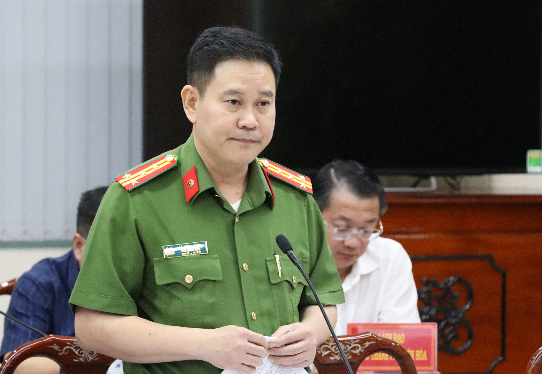 Đại tá Lê Mạnh Hùng tại cuộc họp sáng 6/8. Ảnh: Phước Tuấn