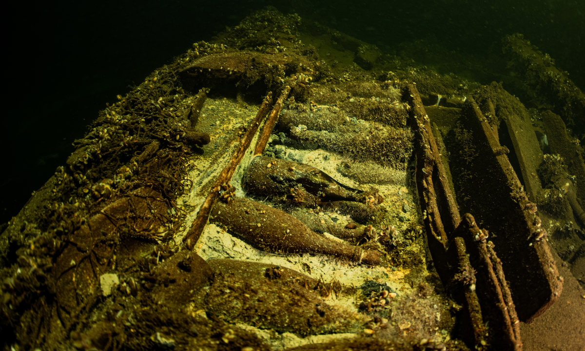 Một lượng lớn chai rượu champagne chưa mở được tìm thấy trong xác tàu cổ dưới Biển Baltic. Ảnh: Tomasz Stachura/Baltictech