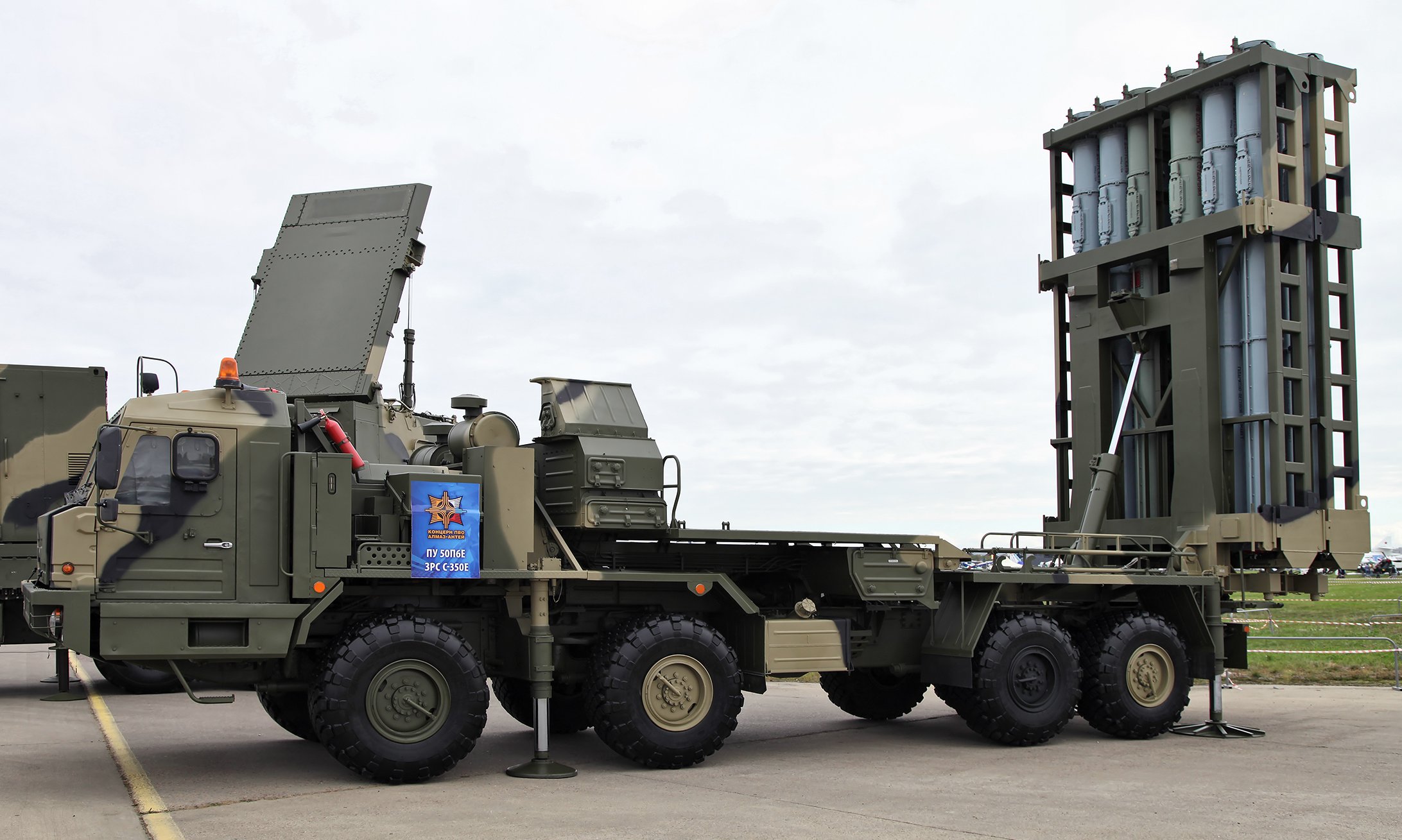 Xe phóng và radar dẫn bắn của S-350 được Nga giới thiệu năm 2013. Ảnh: Vitaly Kuzmin