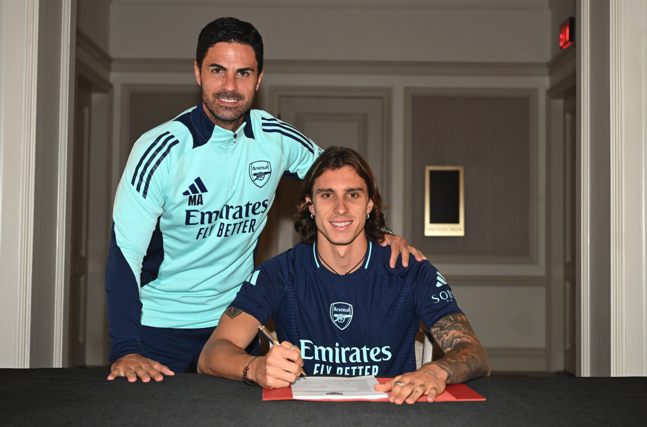 Calafiori ký hợp đồng với Arsenal dưới sự chứng kiến của Arteta. Ảnh: Arsenal FC