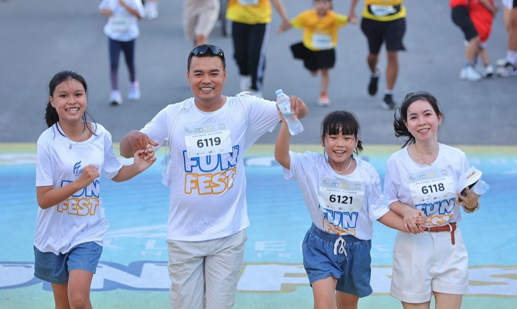 screenshot-2024-07-31-at-15-48-8063-1396-1722415762 Bức ảnh Runner áo trắng - Không cần lo lắng! của bạn đọc Hà My được giải ảnh gia đình trong tháng 7.