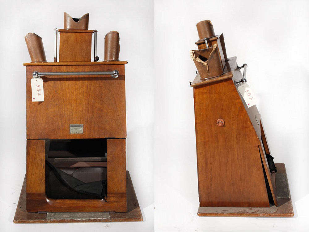 Mặt trước và mặt bên của máy thử giày huỳnh quang. Ảnh: Wikimedia