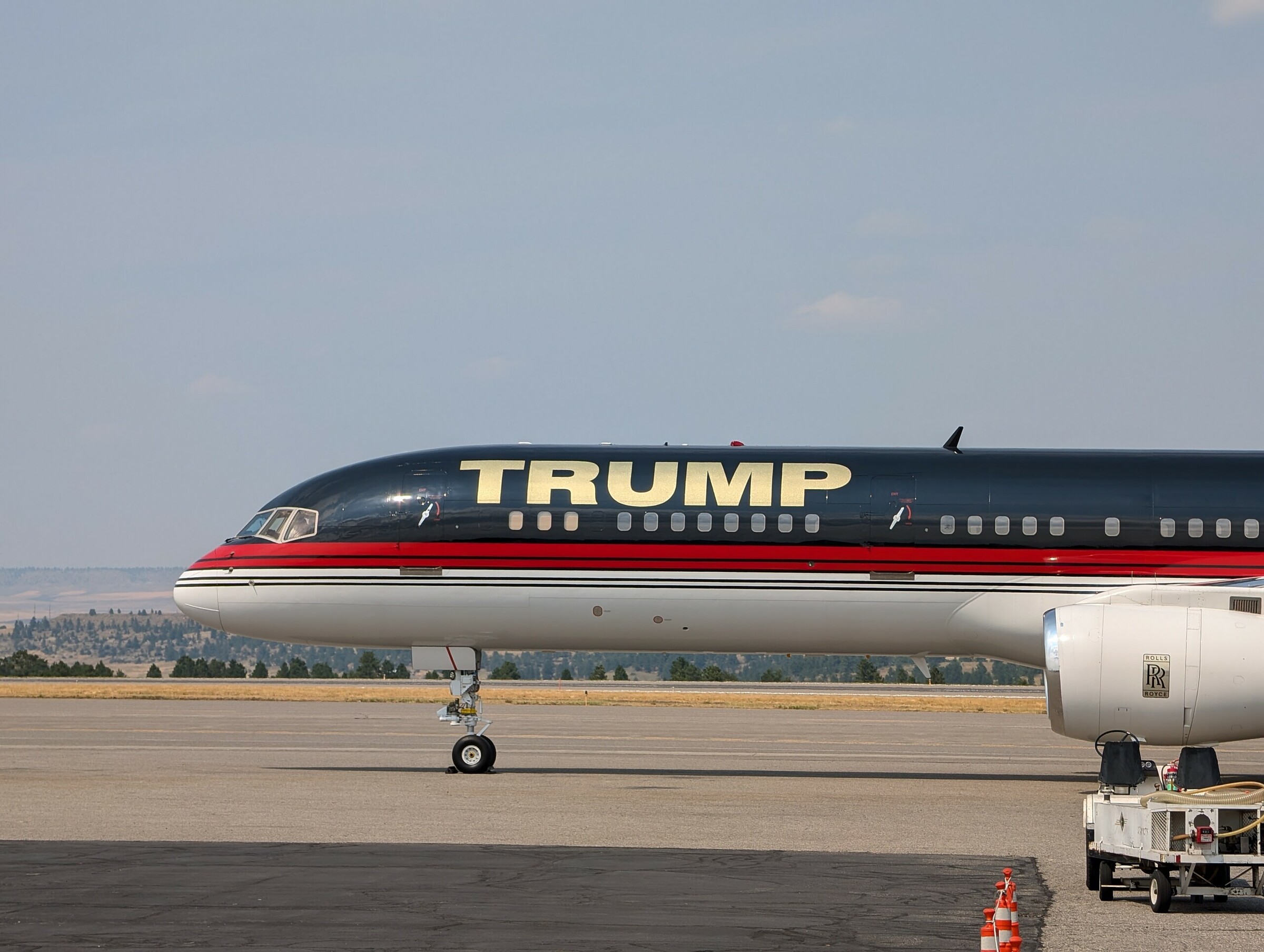 Máy bay chở ông Trump hạ cánh xuống Bozeman ngày 9/8. Ảnh: KTVH