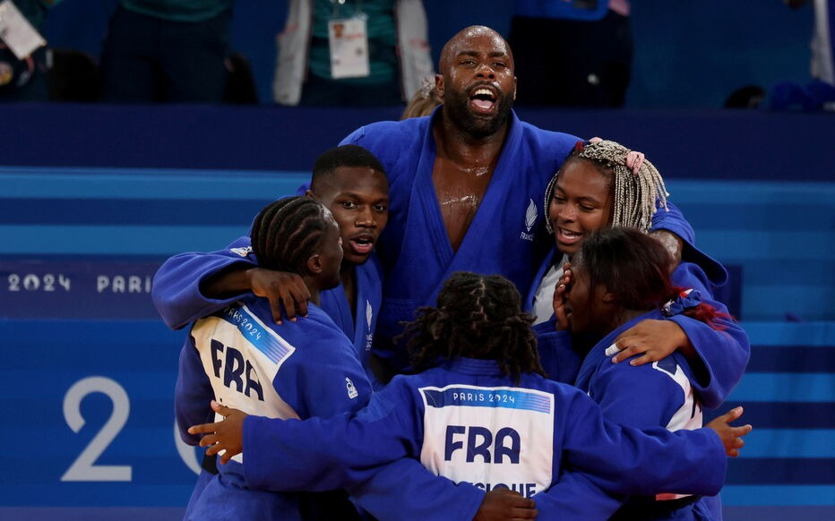 teddy-7254-1722820024 Riner (giữa) và các đồng đội mừng chiến thắng 4-3 cho Pháp trong trận chung kết đồng đội hỗn hợp nam - nữ với Nhật, nội dung thi đấu cuối cùng của môn judo, ngày 3/8. Ảnh: Le Parisien