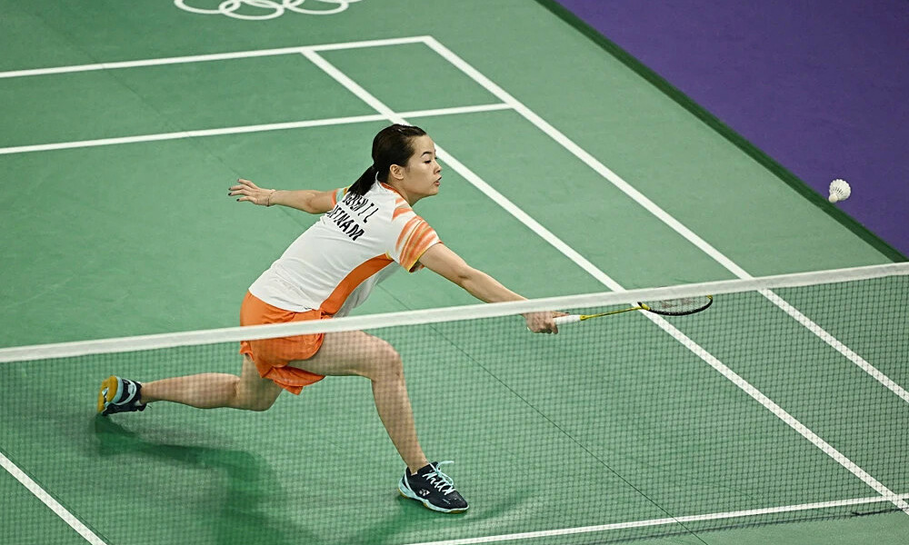 Nguyễn Thùy Linh trong trận thắng Tiffany Ho ở vòng bảng cầu lông đơn nữ Olympic Paris 2024, tại nhà thi đấu La Chapelle, Pháp ngày 29/7/2024. Ảnh: Reuters