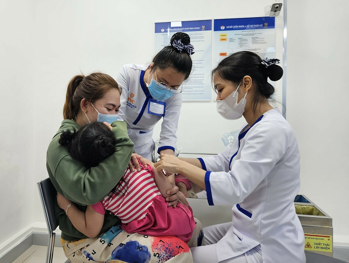 VNVC quận 12 ghi nhận nhiều phụ huynh tiêm vaccine ngừa sởi - quai bị - rubella cho con trước lịch hẹn sáng 15/8. Ảnh: Hoàng Thọ