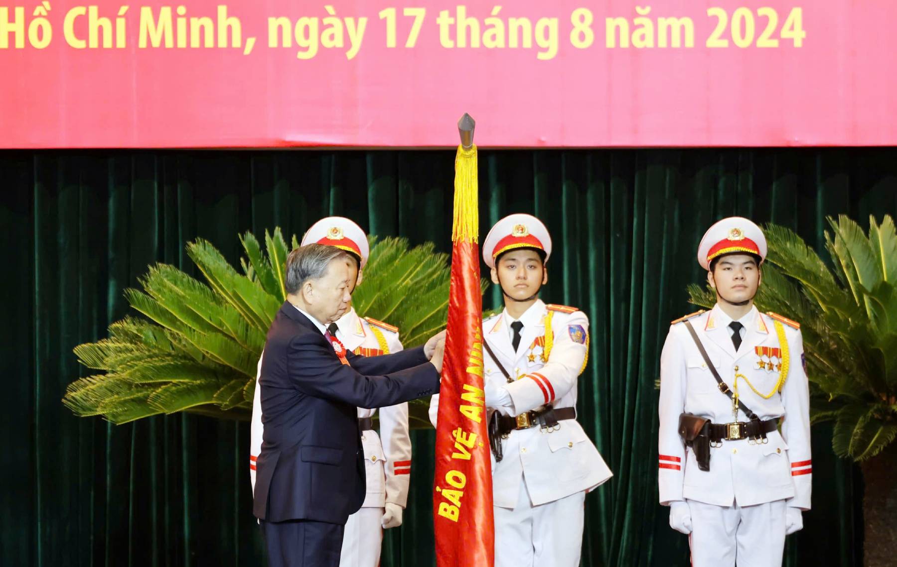 Tổng Bí thư, Chủ tịch nước Tô Lâm gắn huân chương danh hiệu Anh hùng Lực lượng vũ trang nhân dân lên cờ truyền thống lực lượng Công an TP HCM. Ảnh: Quốc Thắng