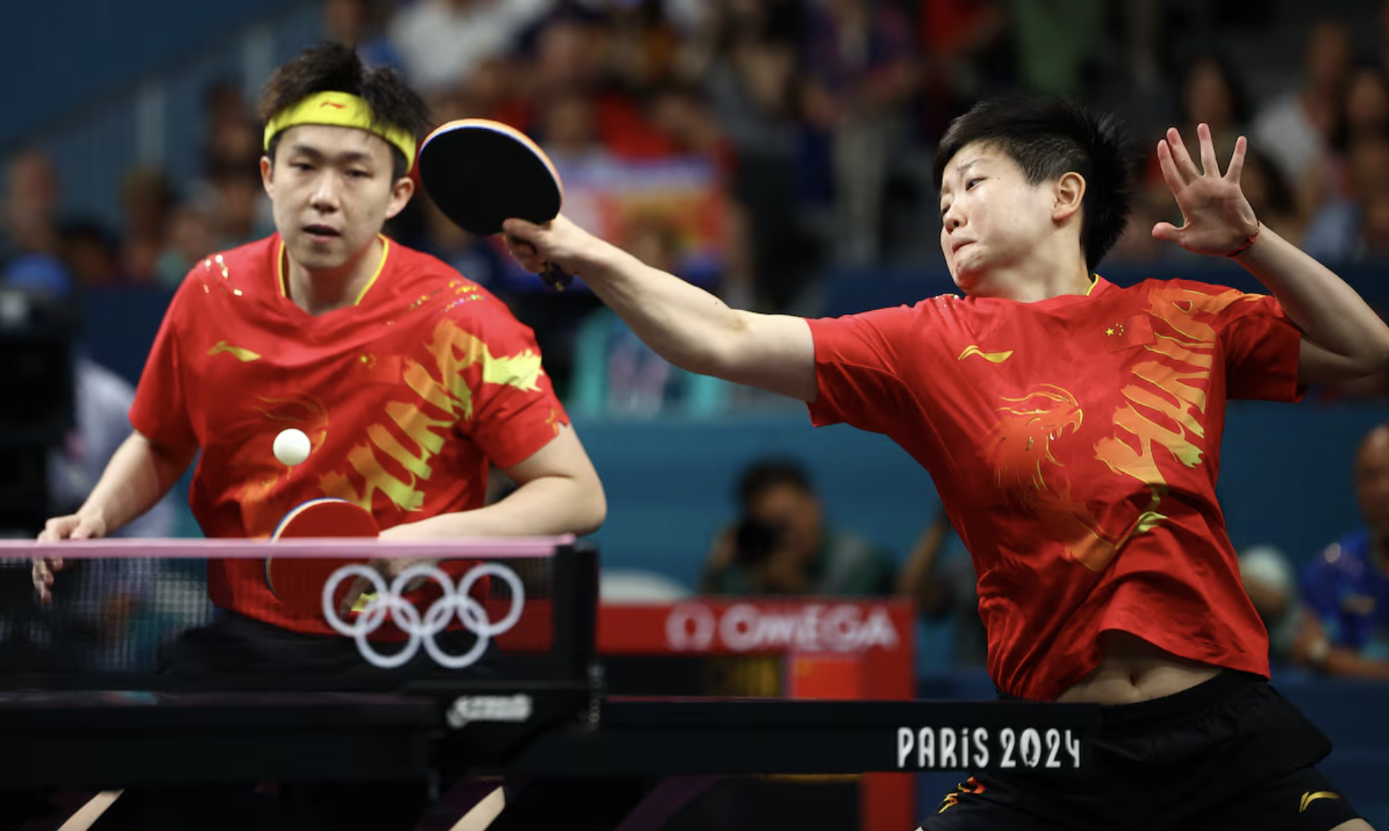 Su Yingsha (phải) và Wang Chuqin của Trung Quốc thi đấu chung kết bóng bàn đôi nam nữ Olympic Paris 2024. Ảnh: Reuters