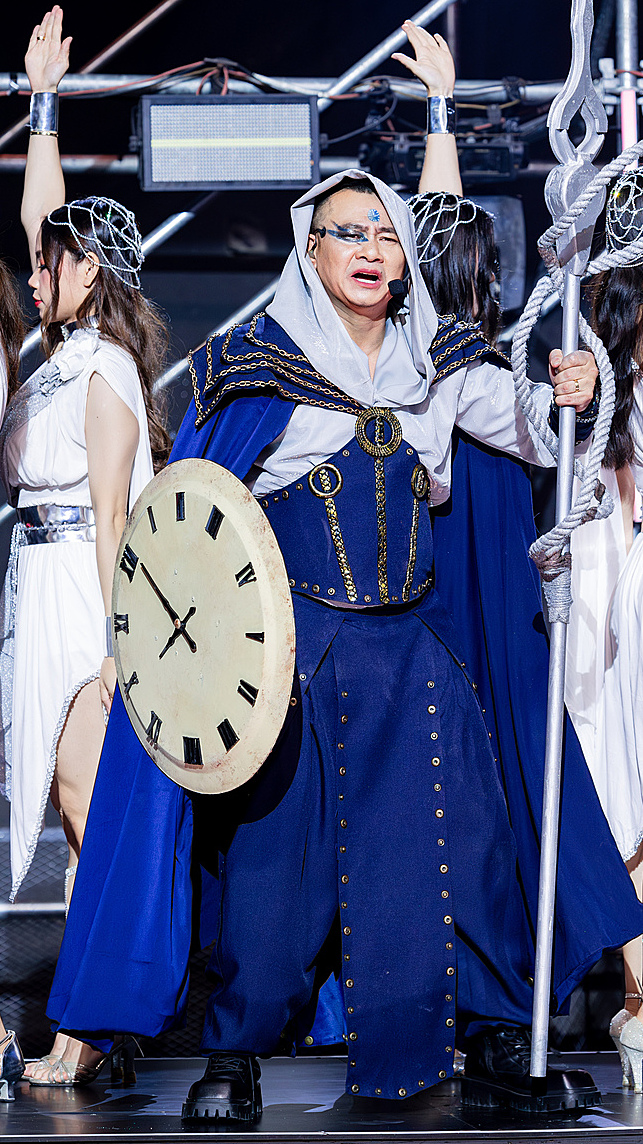 tu-long-chot-nghe-buoc-em-ve-1-4594-3700-1722738286 Tạo hình thần thời gian của Tự Long trong công diễn 2. Ảnh: Ban tổ chức cung cấp