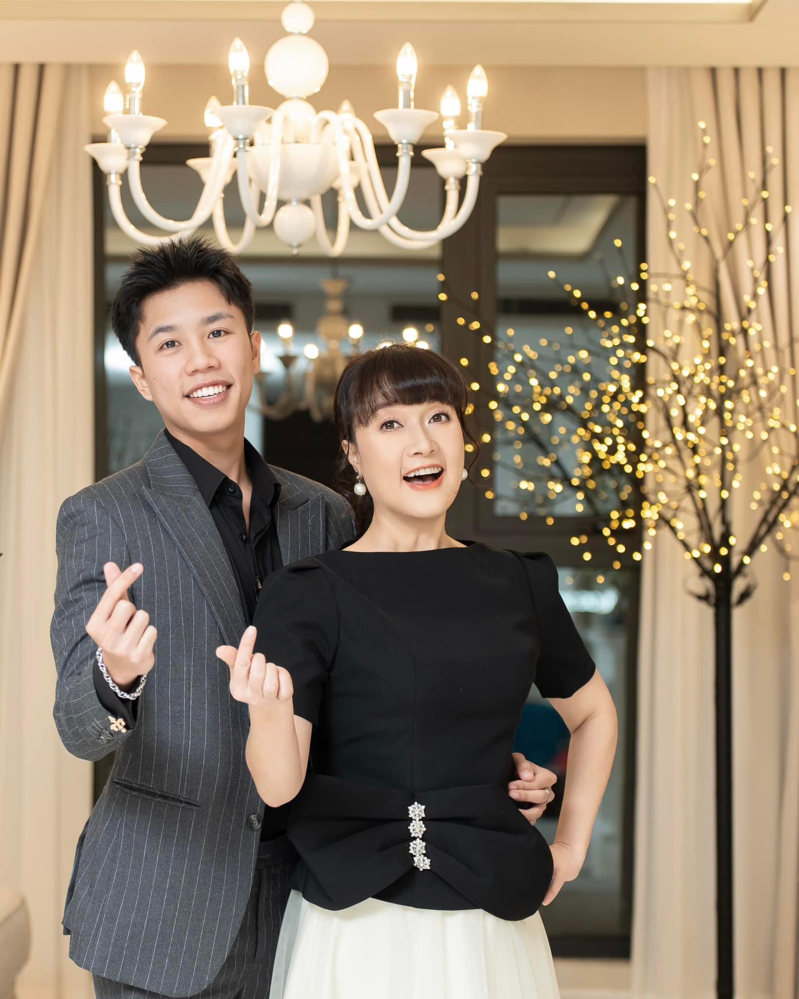 Nghệ sĩ Vân Dung bên con trai. Ảnh: Nhân vật cung cấp