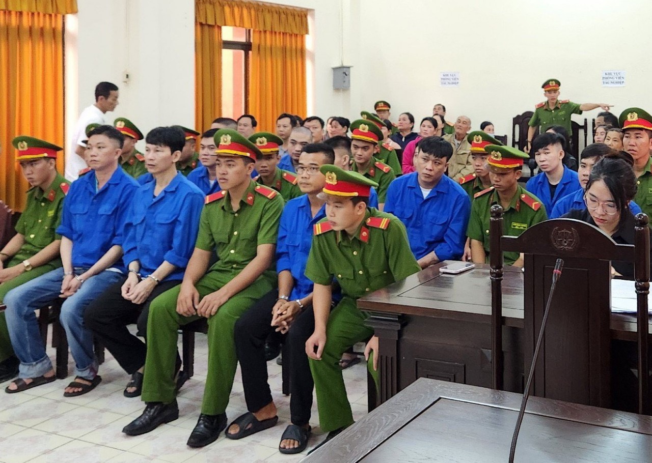 An, hàng đầu mang kính, tại phiên tòa ngày 25/7. Ảnh: Dương Đông