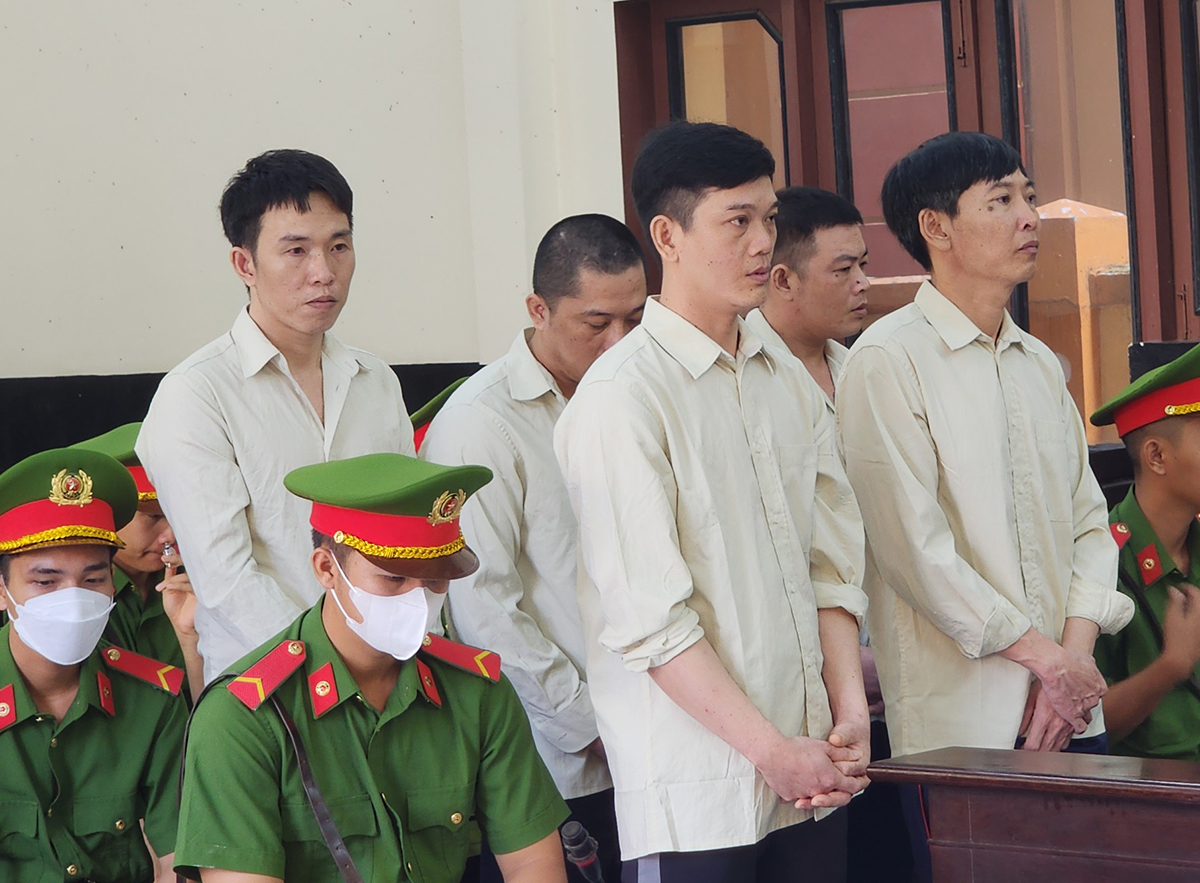 Sang cùng đồng phạm tại tòa. Ảnh: Nam An