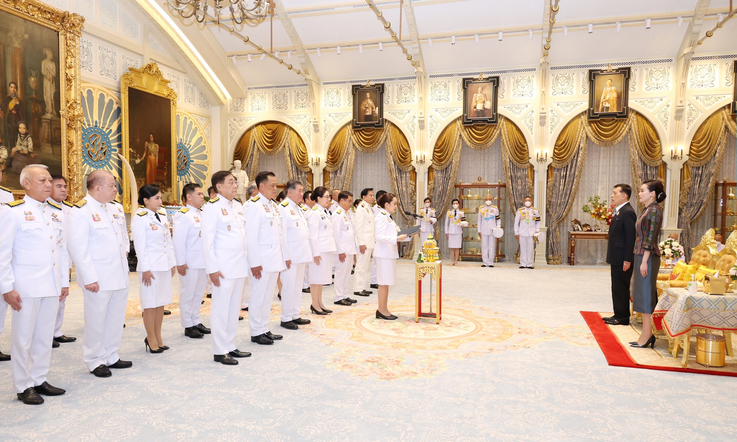 Tân Thủ tướng và các bộ trưởng tuyên thệ nhậm chức trước Vua Maha và Hoàng hậu Suthida tại cung điện Dusit, thủ đô Bangkok, ngày 6/9. Ảnh: Reuters