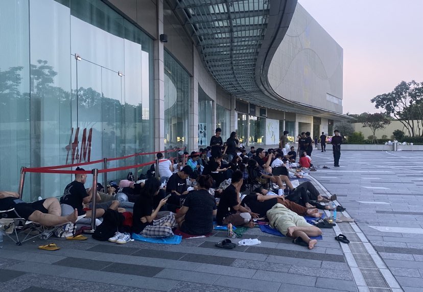 455340110-381518651634572-5503-4560-1303-1723775354 Những người ngủ qua đêm trước trung tâm thương mại đợi mua Labubu ở quận 7, TP HCM. Ảnh: Ngọc Ngân