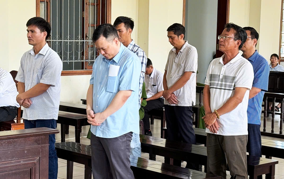 507ddfabb561113f4870-4053-1723821209 Các bị cáo tại tòa, chiều 16/8. Ảnh: An Bình