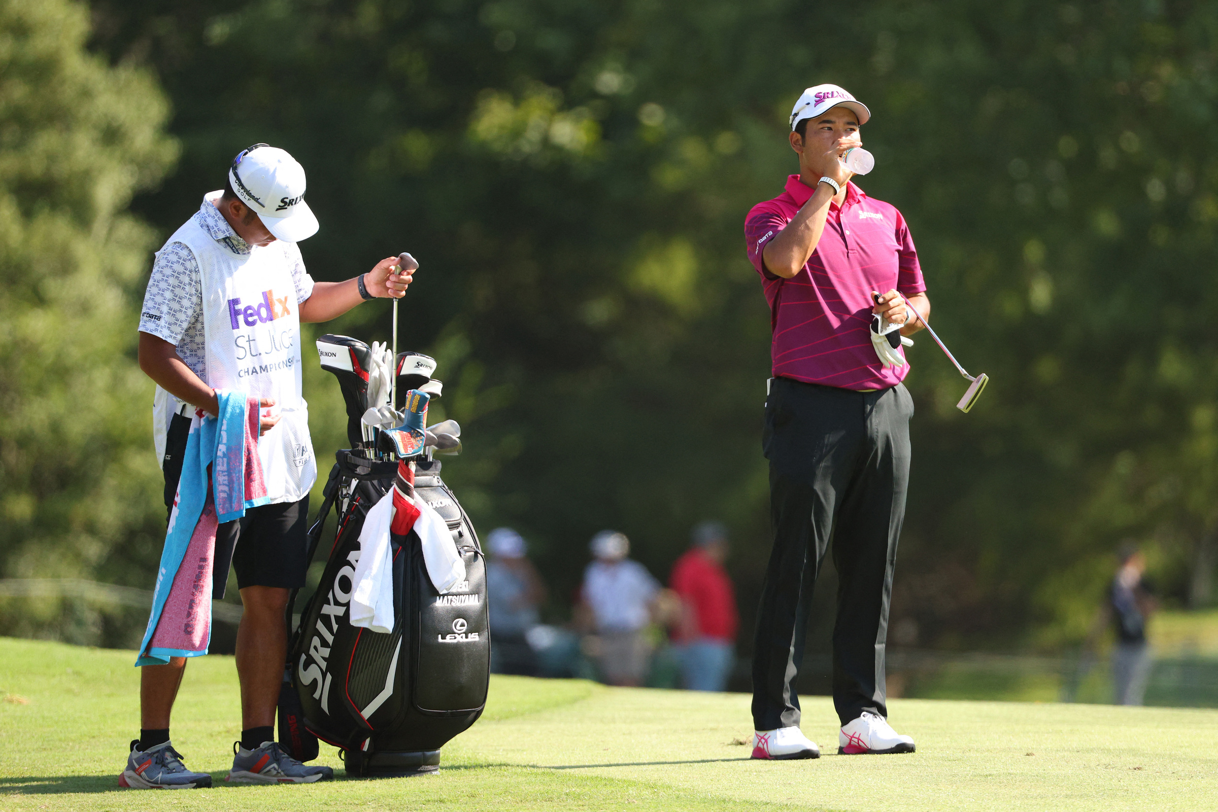 afp-20240817-2167049635-v3-hig-1791-7152-1723962305 Hideki Matsuyama bên caddie mượn Taiga Tabuchi tại vòng hai FedEx St. Jude Championship trên sân TPC Southwind, Memphis, Tennessee, Mỹ ngày 16/8/2024. Ảnh: AFP