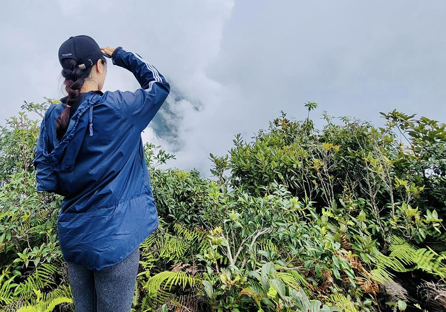 anh-linh-1-1-4804-1723628017 Phương Thanh trong một lần leo núi với bạn bè, tháng 10/2023. Ảnh: Nhân vật cung cấp