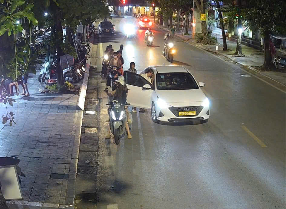 checkcam-6510-1725557782-1 Một số bạn trẻ dừng lại trước điểm lắp camera giao thông trên phố Triệu Quốc Đạt, phường Hàng Bông, quận Hoàn Kiếm để check-in, 23h ngày 5/9/2024. Ảnh: Thanh Nga