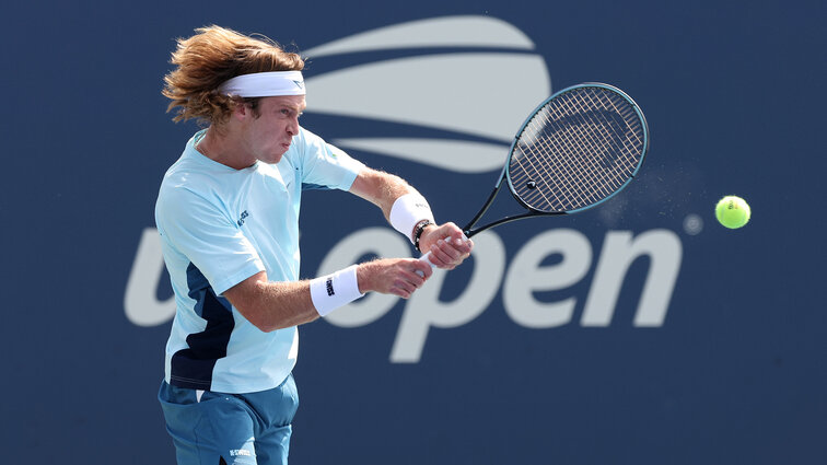 csm-rublev-live-725e32748c-3980-1724895027-1 Rublev đánh thuận tay trong trận gặp Rinderknech trên sân số 17 ở tổ hợp quần vợt Flushing Meadows, New York. Ảnh: Reuters