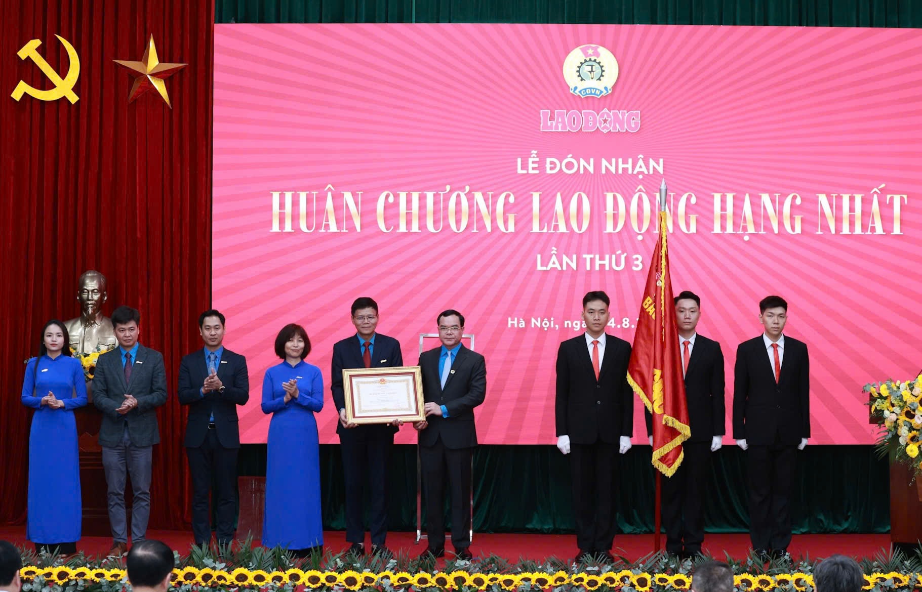 Chủ tịch Tổng Liên đoàn Lao Động Việt Nam Nguyễn Đình Khang trao Huân chương Lao động hạng nhất cho báo Lao Động. Ảnh: Hải Nguyễn