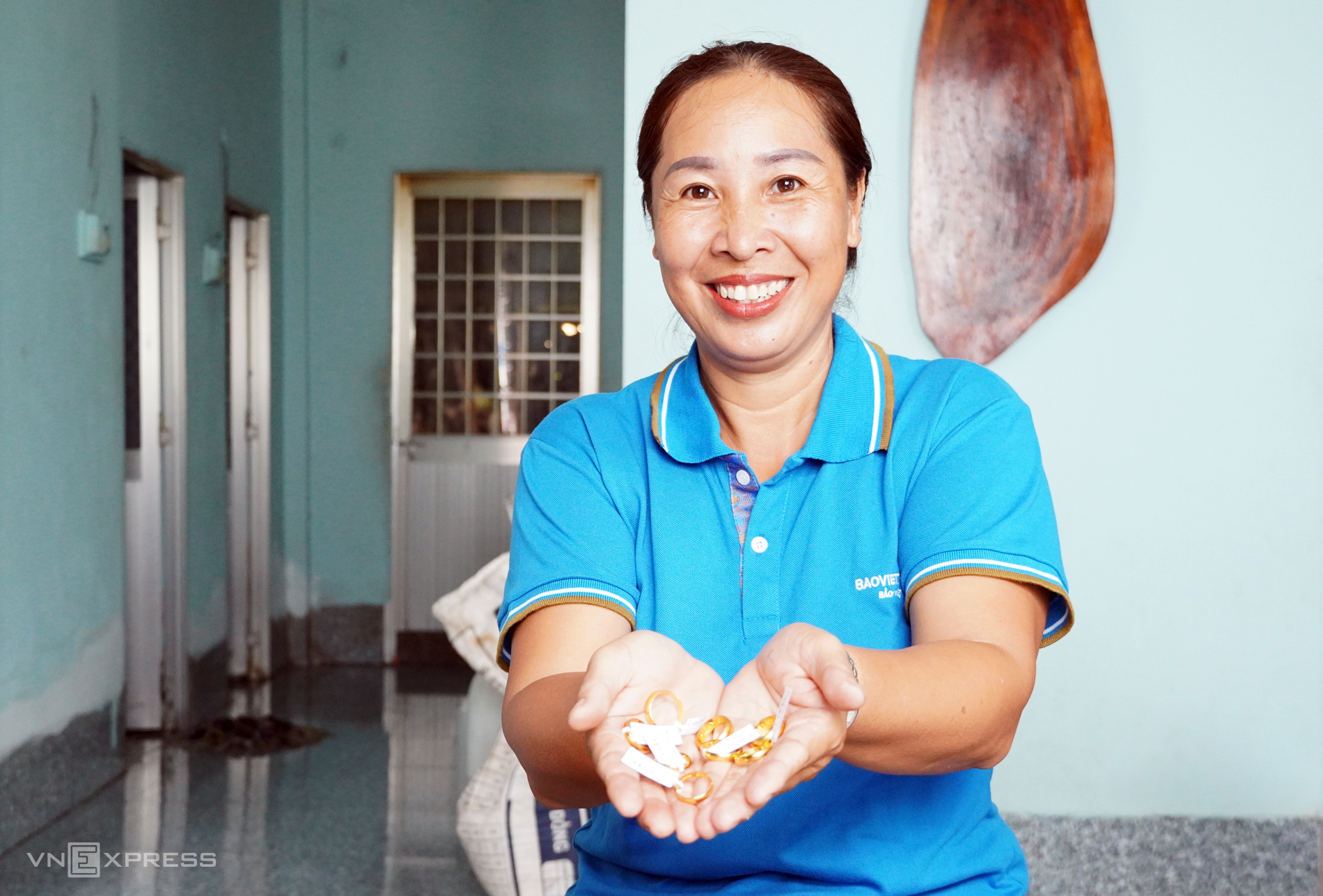 Chị Nguyễn Thị Đượm vui mừng nhận số vàng của các thành viên trong tổ góp. Ảnh: An Minh