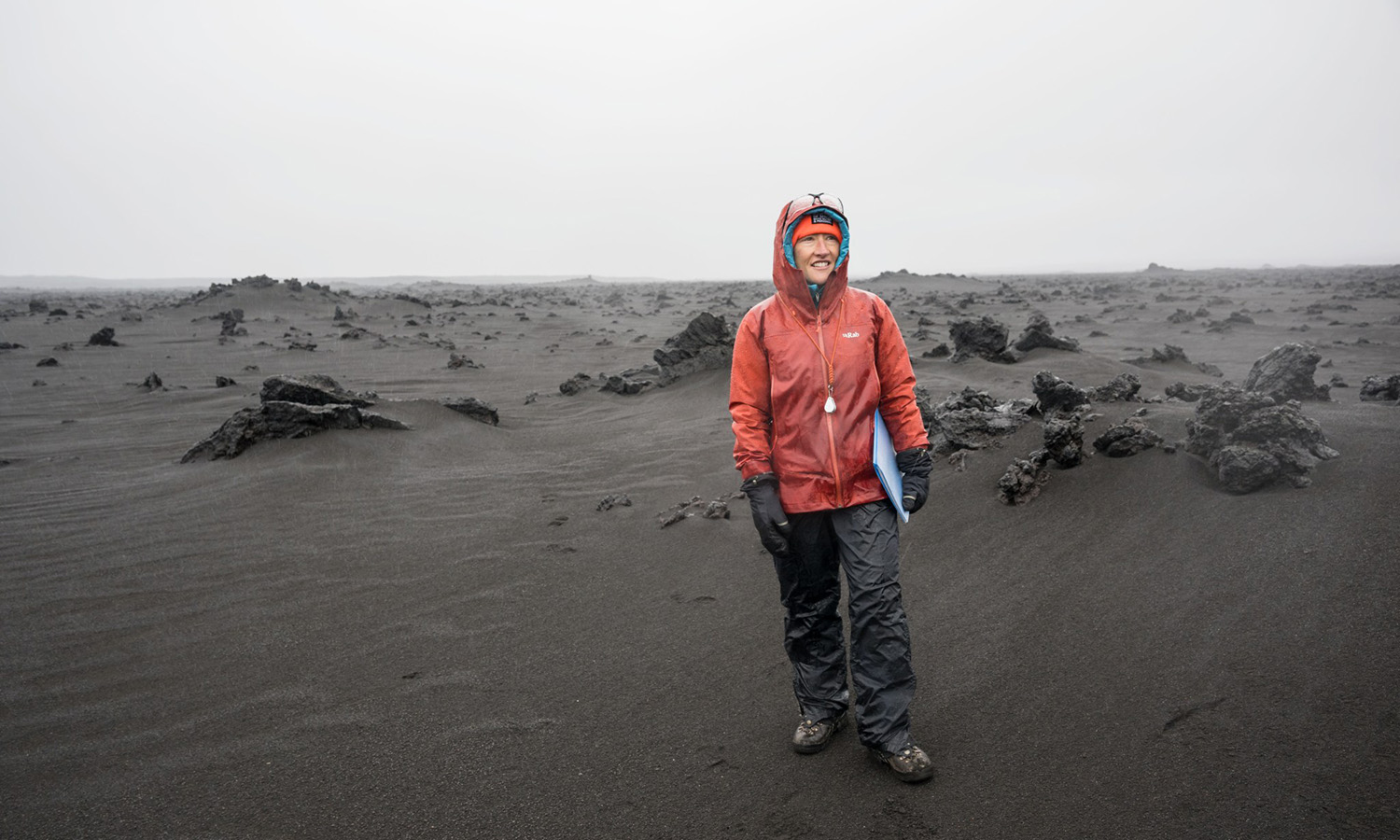 Phi hành gia NASA Christina Koch đứng giữa quang cảnh cằn cỗi của Iceland trong một khóa huấn luyện thực địa về địa chất. Ảnh: NASA/Robert Markowitz