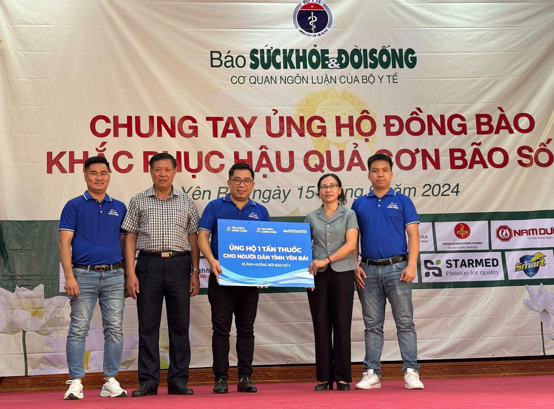 Thứ trưởng thường trực Bộ Y tế Đỗ Xuân Tuyên (thứ hai từ phải sang) cùng đại diện FPT Long Châu tại buổi lễ trao quà bà con xã Việt Thành, huyện Trấn Yên, tỉnh Yên Bái, hôm 15/9. Ảnh: Long Châu