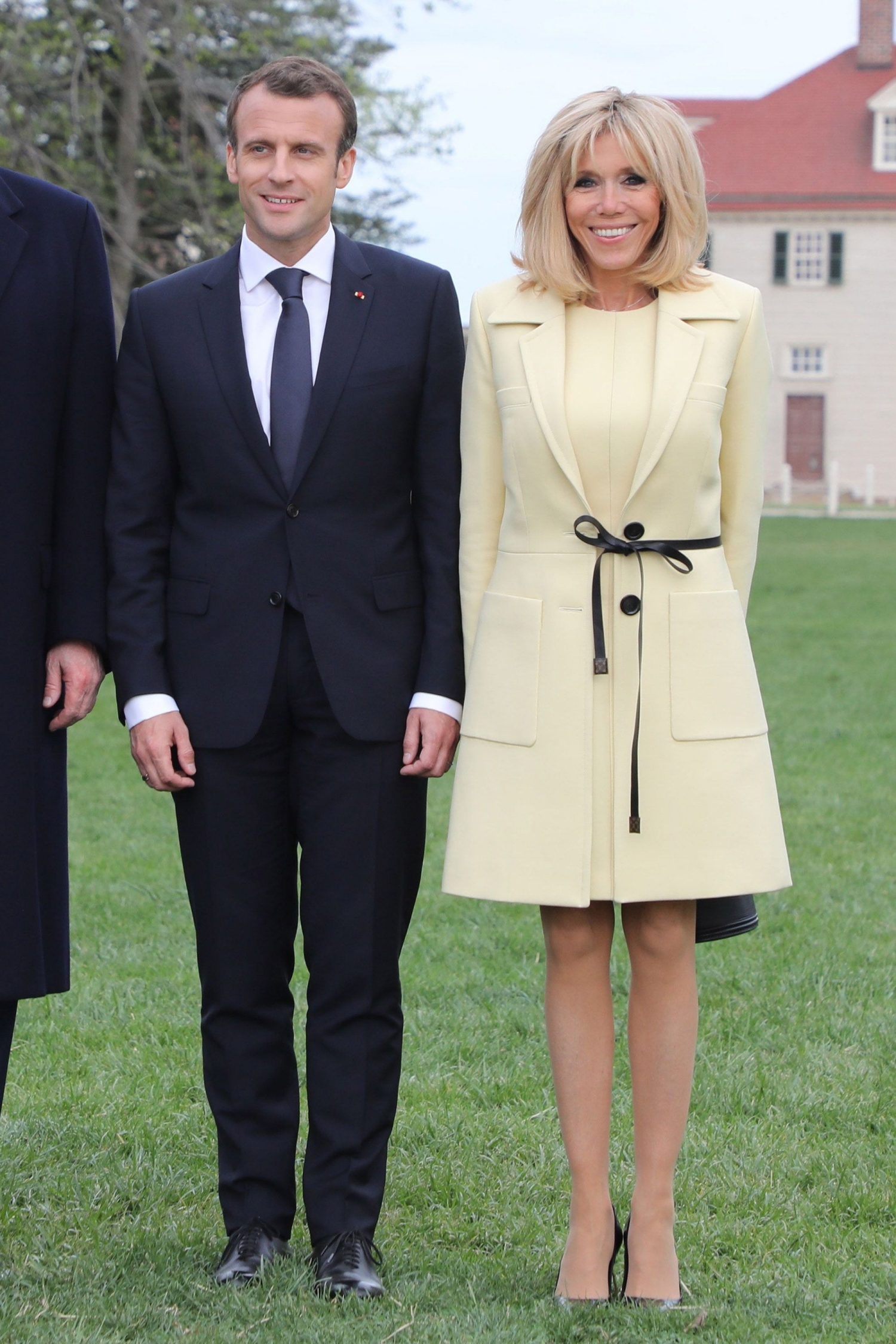 Đệ nhất phu nhân Brigitte Macron nhiều lần ghi điểm với váy ngắn. Ảnh: Tomandlorenzo