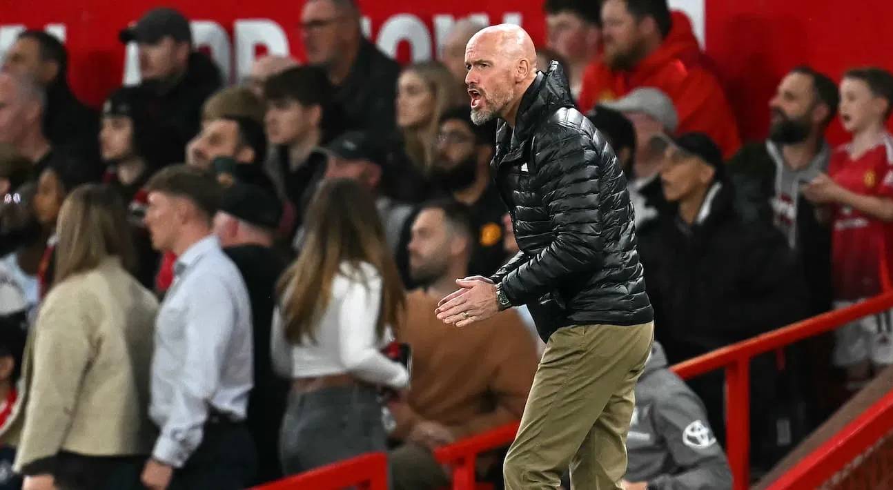 Ten Hag mừng bàn trong trận Man Utd 7-0 Barnsley tối 17/9. Ảnh: PA