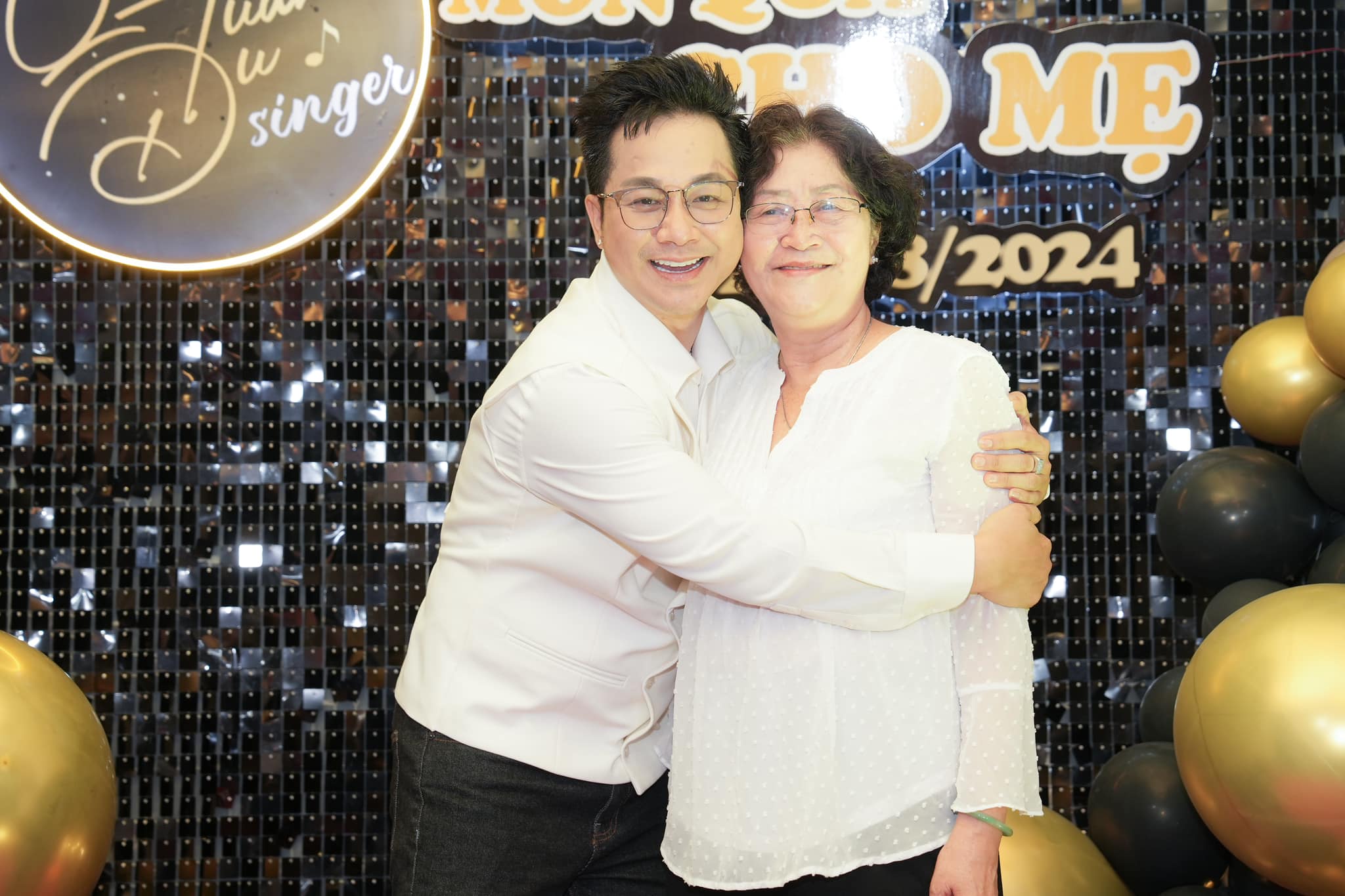 quach-tuan-du-1111-6590-1724824223-1 Quách Tuấn Du bên mẹ tại tiệc tân gia. Ảnh: Nhân vật cung cấp