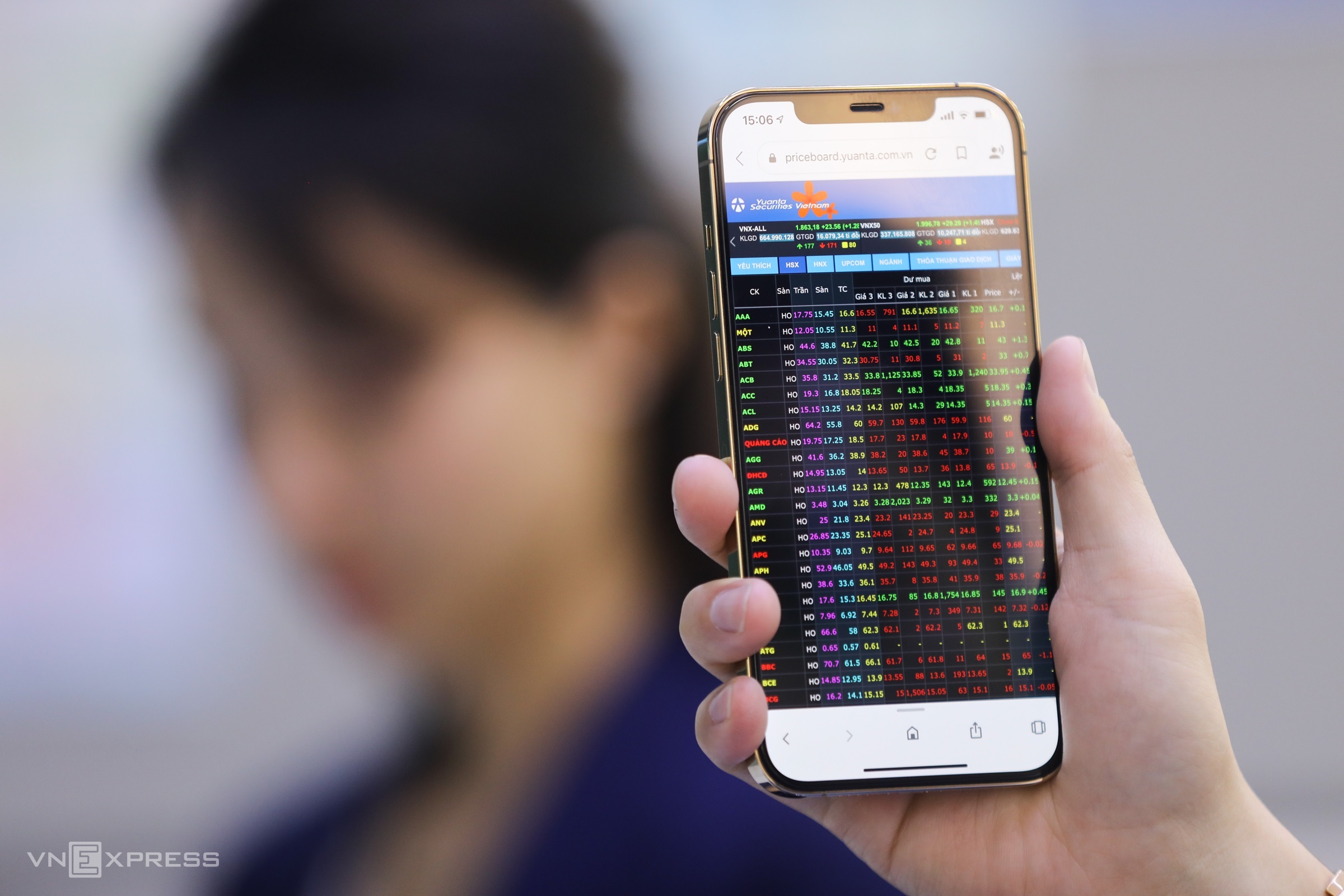 quyn8595-6932-1724781578 Giao dịch chứng khoán tại chi nhánh Công ty chứng khoán Yuanta ở quận 1, TP HCM. Ảnh: Quỳnh Trần