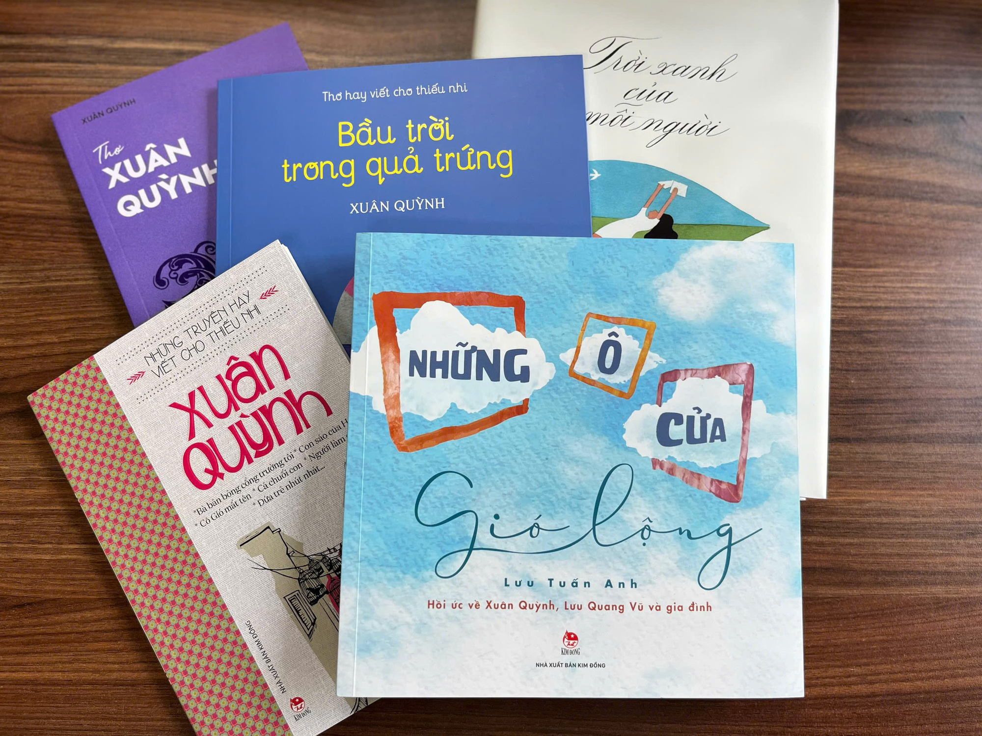 sach-xuan-quynh-nxb-kim-dong-1-2319-1725625511-1 Tác phẩm Những ô cửa gió lộng do Nhà xuất bản Kim Đồng phát hành hôm 28/8. Ảnh: Nhà xuất bản cung cấp