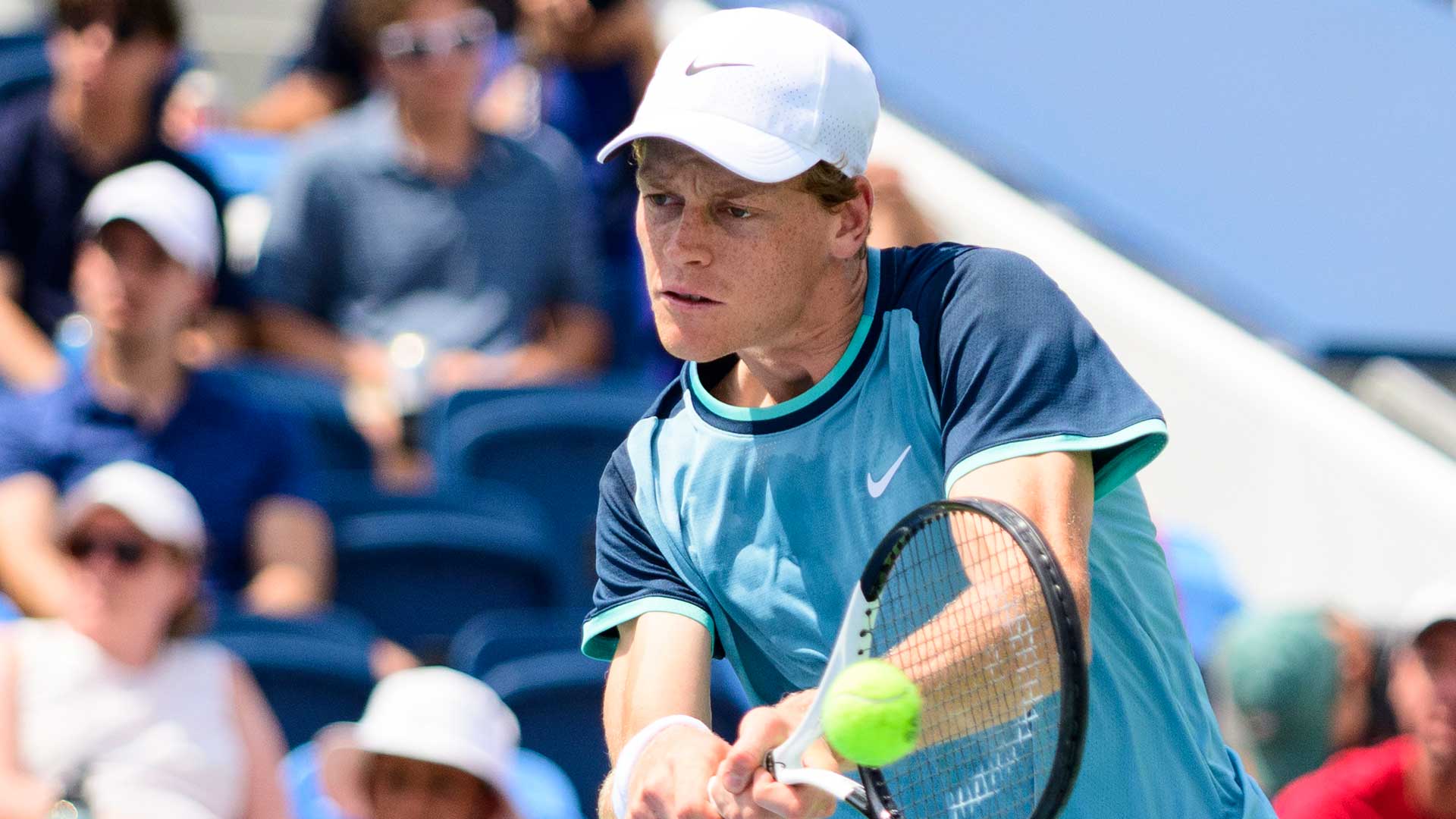 Sinner trả bóng trong trận đấu Andrey Rublev ở tứ kết Cincinnati Masters 2024.