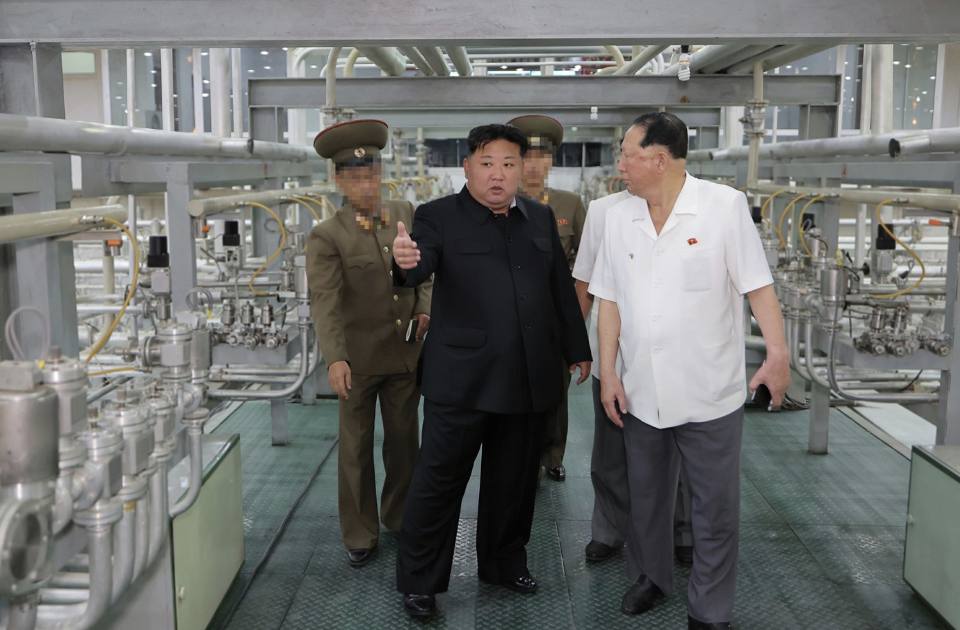 trie-u-tie-n-ha-t-nha-n-1-jpeg-6920-1726196295-1 Lãnh đạo Triều Tiên Kim Jong-un thị sát cơ sở làm giàu vật liệu hạt nhân cấp vũ khí, trong hình ảnh được công bố ngày 13/9. Ảnh: Rodong Sinmun