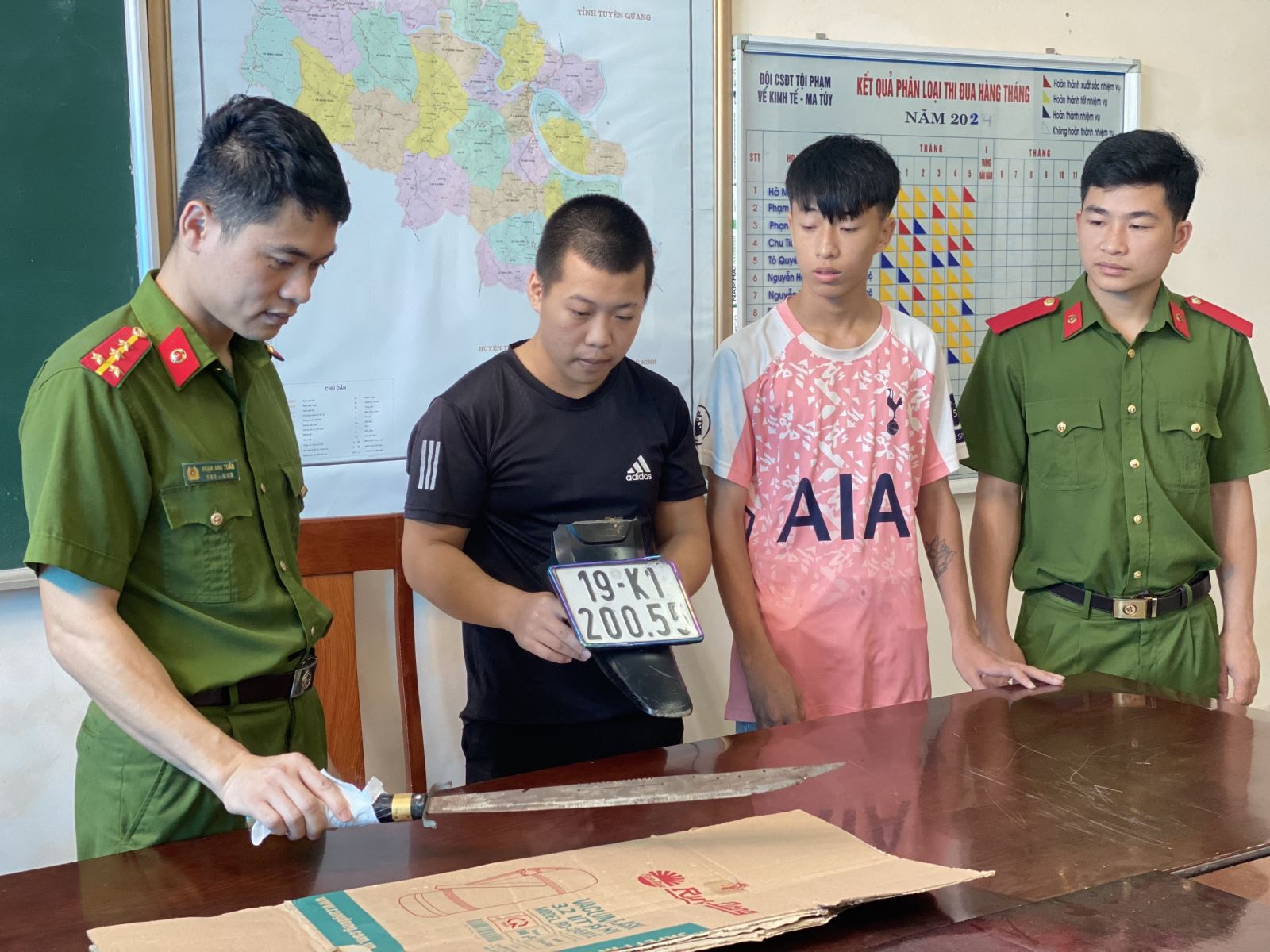 z5771635925633-bb5a338c3b4bf69-4078-6620-1724837351-1 Nhóm Nguyễn Ngọc Quang tại cơ quan điều tra. Ảnh: Công an Phú Thọ