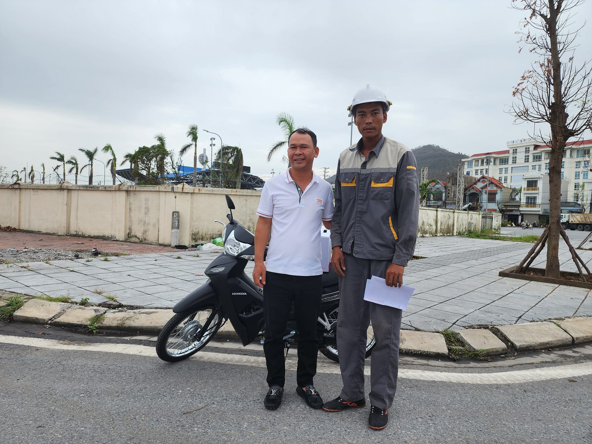 461096133-908058854685635-3466-8755-3539-1727186941 Anh Hoàng Ngô Quý (áo xám) nhận chiếc xe máy mới từ anh Lê Văn Quân (áo trắng) tại thành phố Cẩm Phả, tỉnh Quảng Ninh, sáng 23/9. Ảnh: Người Quảng Ninh
